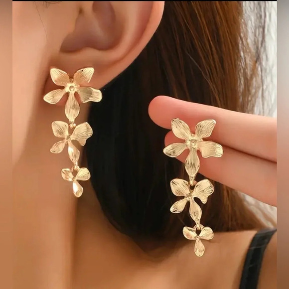 Long floral earrings in gold tone - new in package - Picture 1 of 4